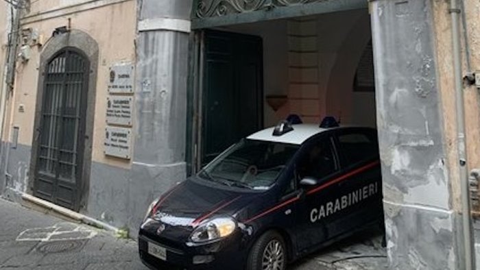 rubava le borse e prelevava dai bancomat sottratti arrestata donna a salerno