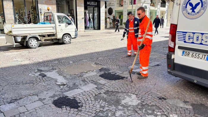 disagi sul corso per la pavimentazione sconnessa al via interventi tampone