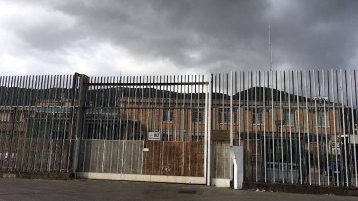 tensione in carcere a salerno detenuto straniero sale sul tetto per protesta