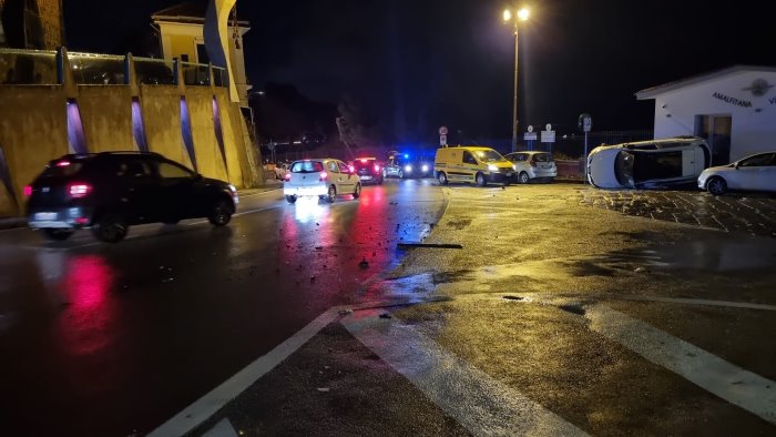 ancora incidenti nel salernitano auto si ribalta a vietri sul mare