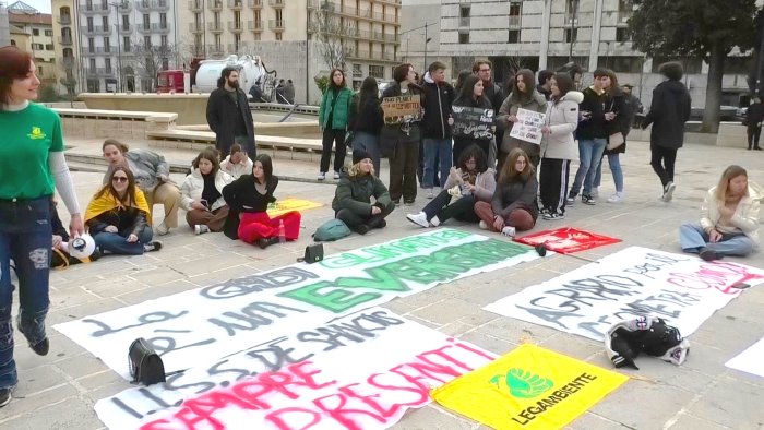 clima studenti in piazza energia pulita e rinnovabili diventino le priorita