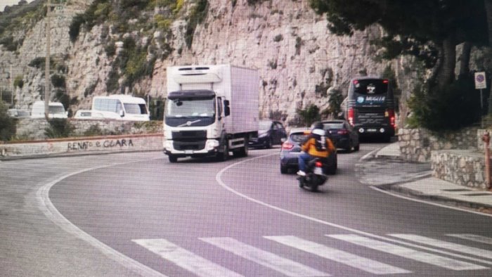 vico equense stop ai mezzi pesanti nel centro citta e sulla statale sorrentina