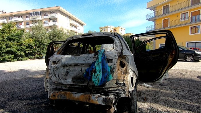 auto distrutta dalle fiamme a battipaglia indagano i carabinieri