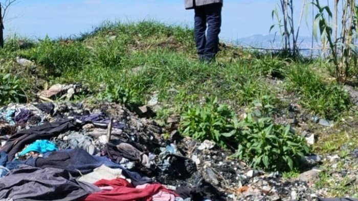 eco terroristi sversano rifiuti sul vesuvio l indignazione di caramiello