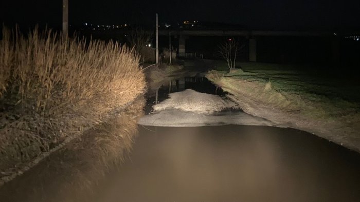 ariano viabilita a rischio in contrada fiumarelle famiglie in ginocchio