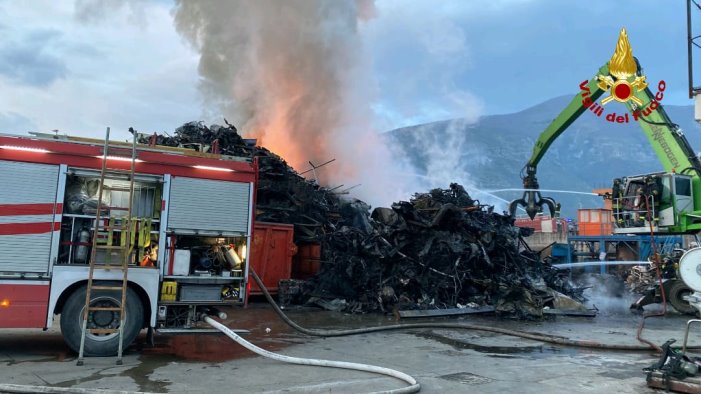 sarno incubo nube tossica dopo l incendio attesa per i rilievi arpac