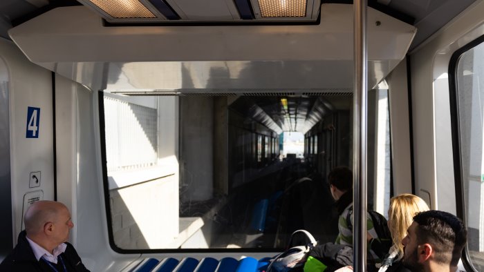 terrore sul treno napoli roma passeggeri minacciati con forbici da nigeriano