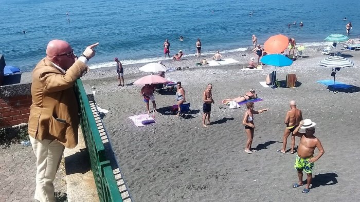 stabilimenti balneari fatiscenti a salerno via questi lidi