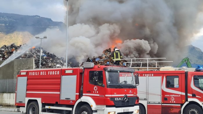 incendio azienda di via ingegno a sarno il sindaco presenta esposto in procura