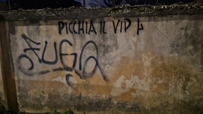 mura imbrattate ad avellino nuove scritte inneggianti all odio si indaga