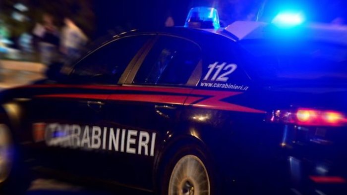 furto nella notte in una tabaccheria ladri in fuga con 3mila euro di sigarette