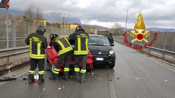 incidente fra due auto a contrada quattrograna donna ferita in ospedale