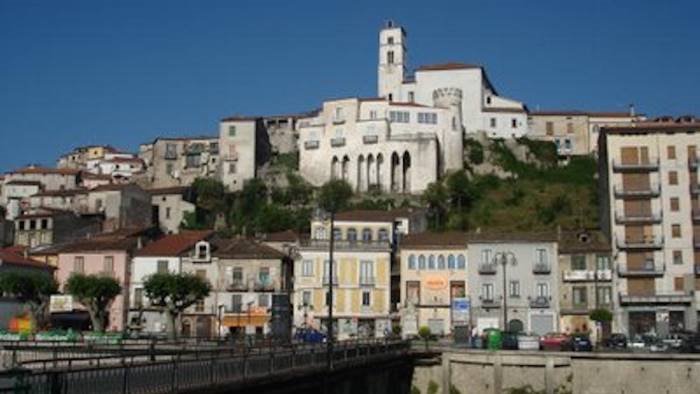 a polla una libreria diffusa nei negozi del paese acquistati 300 libri