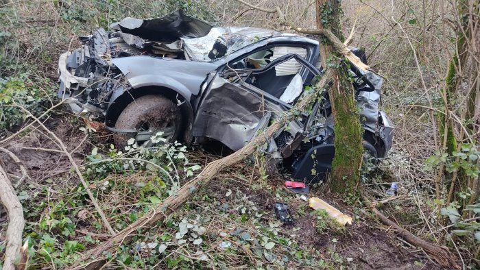 con l auto in una scarpata lungo la statale 87 ferito un 42enne