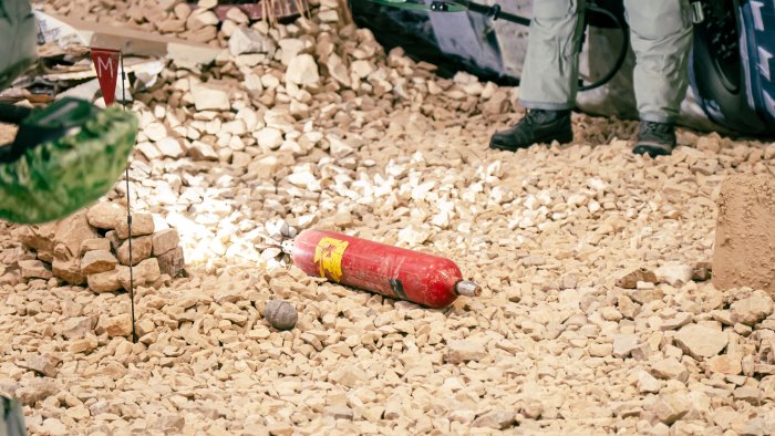 acerra lancia bombola dal balcone due agenti feriti nell esplosione