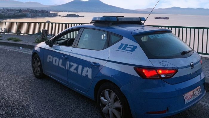 minaccia i poliziotti con asce e liquido infiammabile bloccato e arrestato