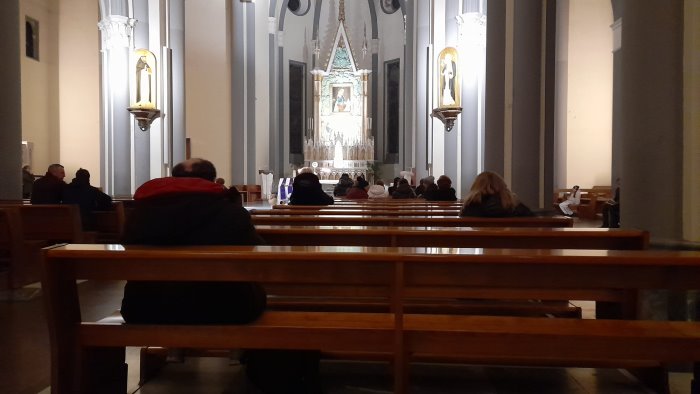 la chiesa diventa un confessionale l insolita veglia nel santuario del rosario