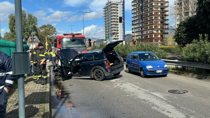 incidente tra due auto in litoranea un veicolo si ribalta