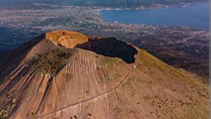 terremoto a napoli trema il vesuvio a 80 anni dall ultima eruzione