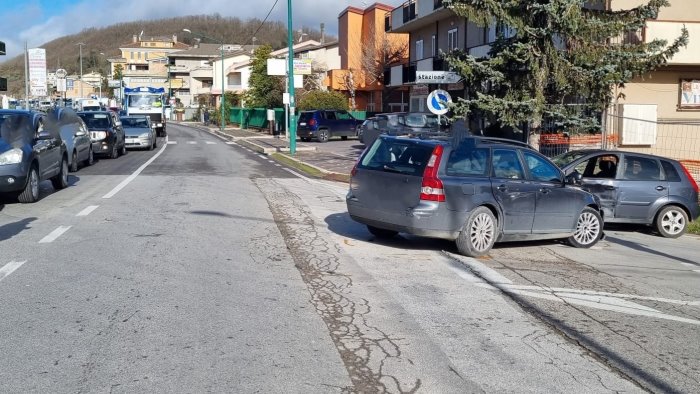 incidente tra due auto ad ariano paura nel rione martiri