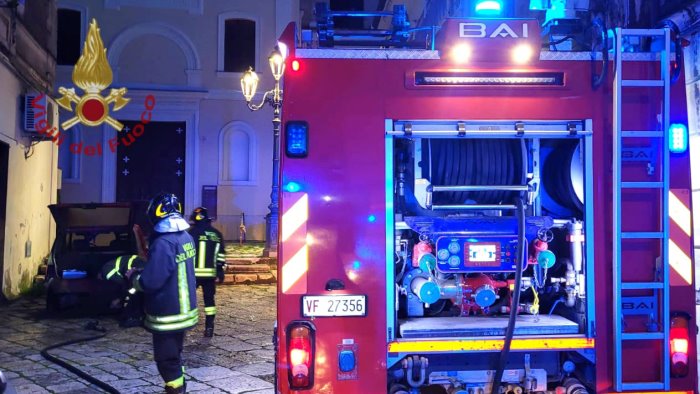 auto in fiamme nella notte ad avella i vigili del fuoco evitano il peggio