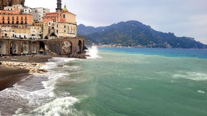 atrani messa in sicurezza del fronte di mare sara potenziata la scogliera