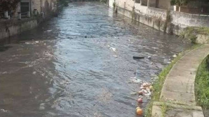 flash mob dello spi cgil per riaccendere i riflettori sul fiume sarno