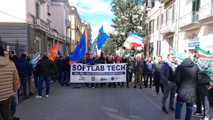 softlab caserta lavoratori ancora in piazza per il lavoro