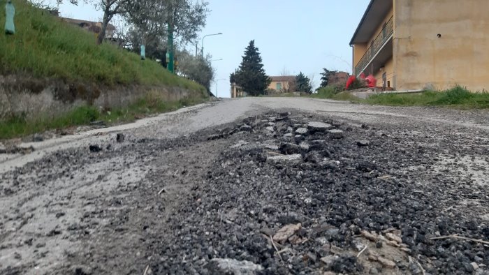 ariano dissesto stradale e mancanza di illuminazione in contrada masciano