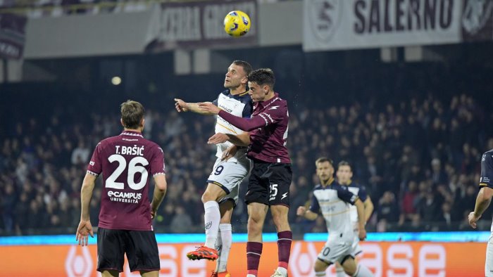 salernitana lecce 0 1 granata ancora al tappeto tra i fischi dell arechi