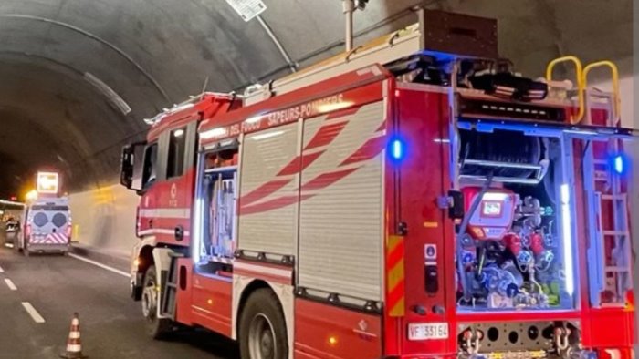 cadono calcinacci in galleria a solofra vigili del fuoco sul posto