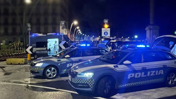 napoli droga nel paniere calato dal balcone gli agenti bloccano il pusher