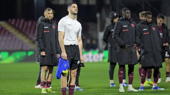 salernitana tifosi ancora spalle al campo a fine gara iervolino va via deluso