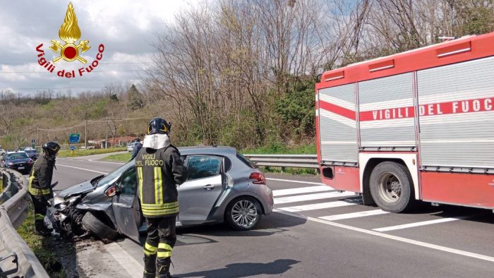 si schianta con l auto a manocalzati grave 88enne sul posto i vigili del fuoco