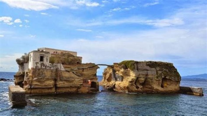 anticipo di primavera a napoli gente in spiaggia e primi tuffi