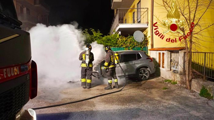 auto in fiamme nel cuore della notte paura ad aiello del sabato