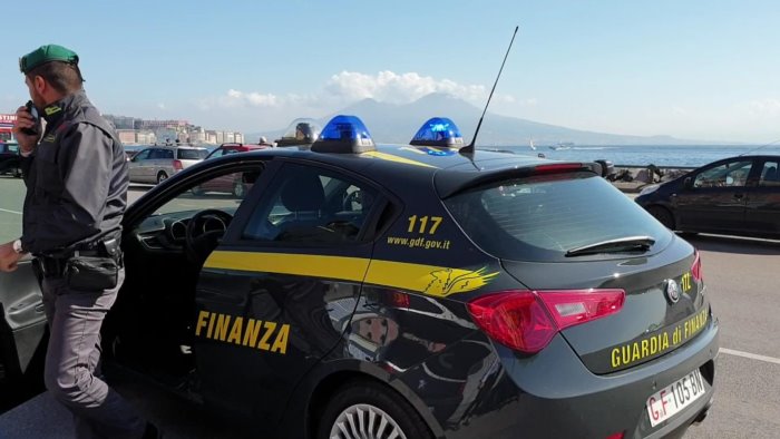 precipita con l auto in un dirupo anziano salvato da un finanziere