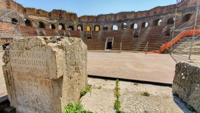 al teatro romano di benevento si celebra la giornata mondiale della poesia