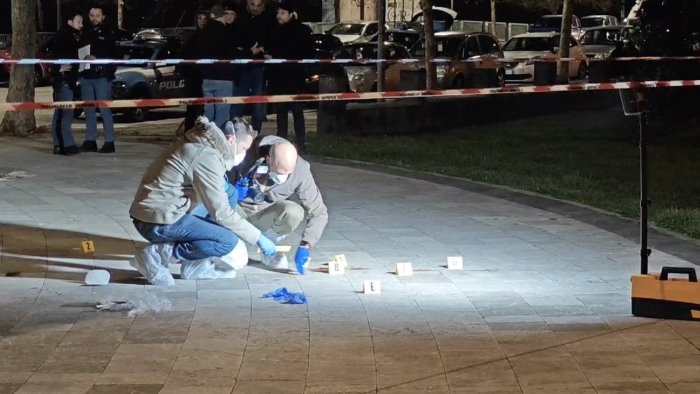 violentissima lite tra stranieri calci e pugni poi uno dei due muore