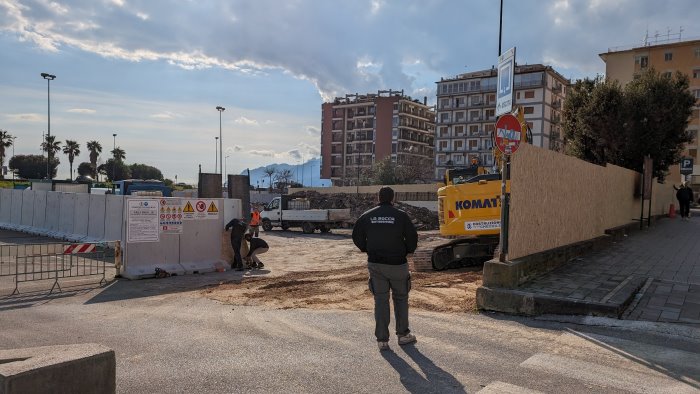 un nuovo albergo sul mare salerno incassa 12 milioni ma perde altri posti auto