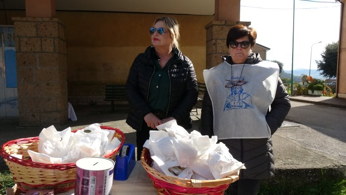 ariano si rinnova la distribuzione del pane di sant ottone lungo le strade