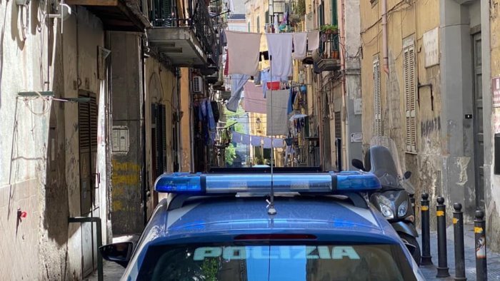 porta capuana aggredisce un uomo in strada e gli agenti intervenuti