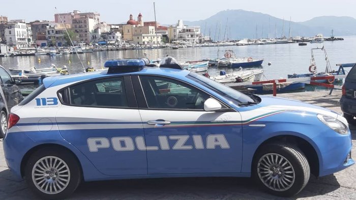 torre del greco pescherie e venditori ambulanti nel mirino della polizia