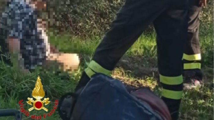 va in montagna a cercare asparagi ma cade in un canale 64enne salvato