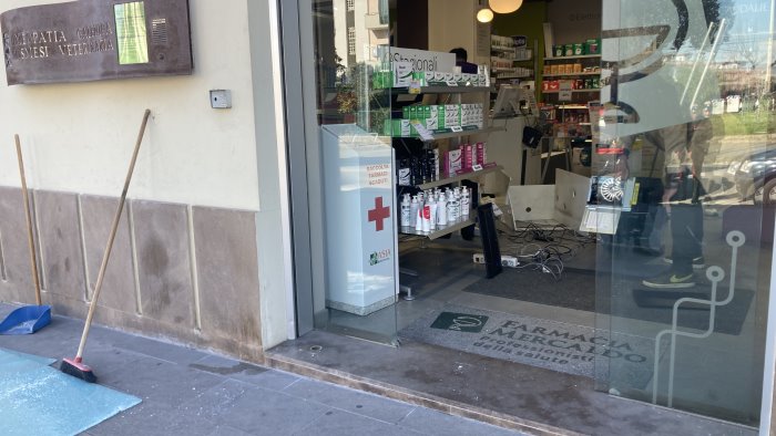 raid in una farmacia al rione liberta saracinesca forzata rubato l incasso