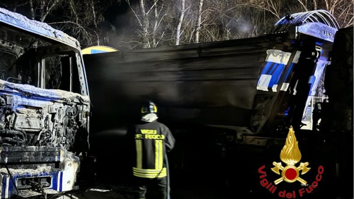 celle di bulgheria in fiamme dei mezzi pesanti in un azienda di betonaggio