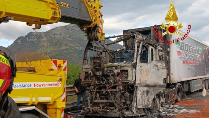 foto salerno paura in autostrada camion avvolto dalla fiamme