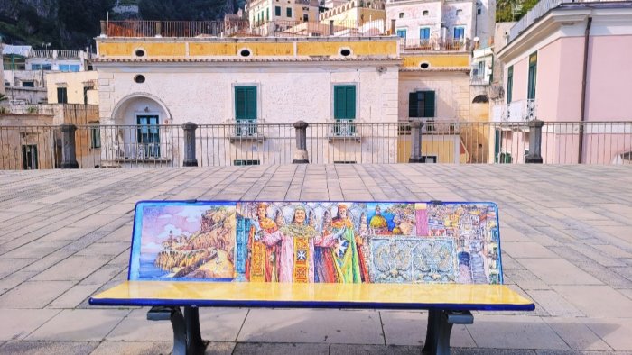 atrani panchine d artista per raccontare la storia del borgo amalfitano