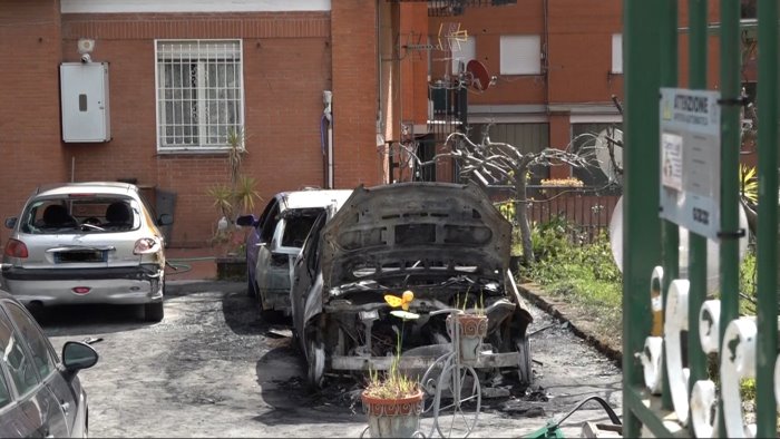 avellino tre auto in fiamme in via annarumma si indaga