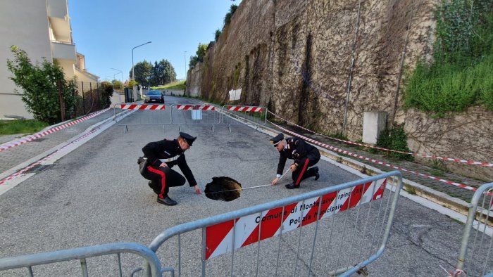 montecalvo irpino si apre una voragine in strada chiusura immediata